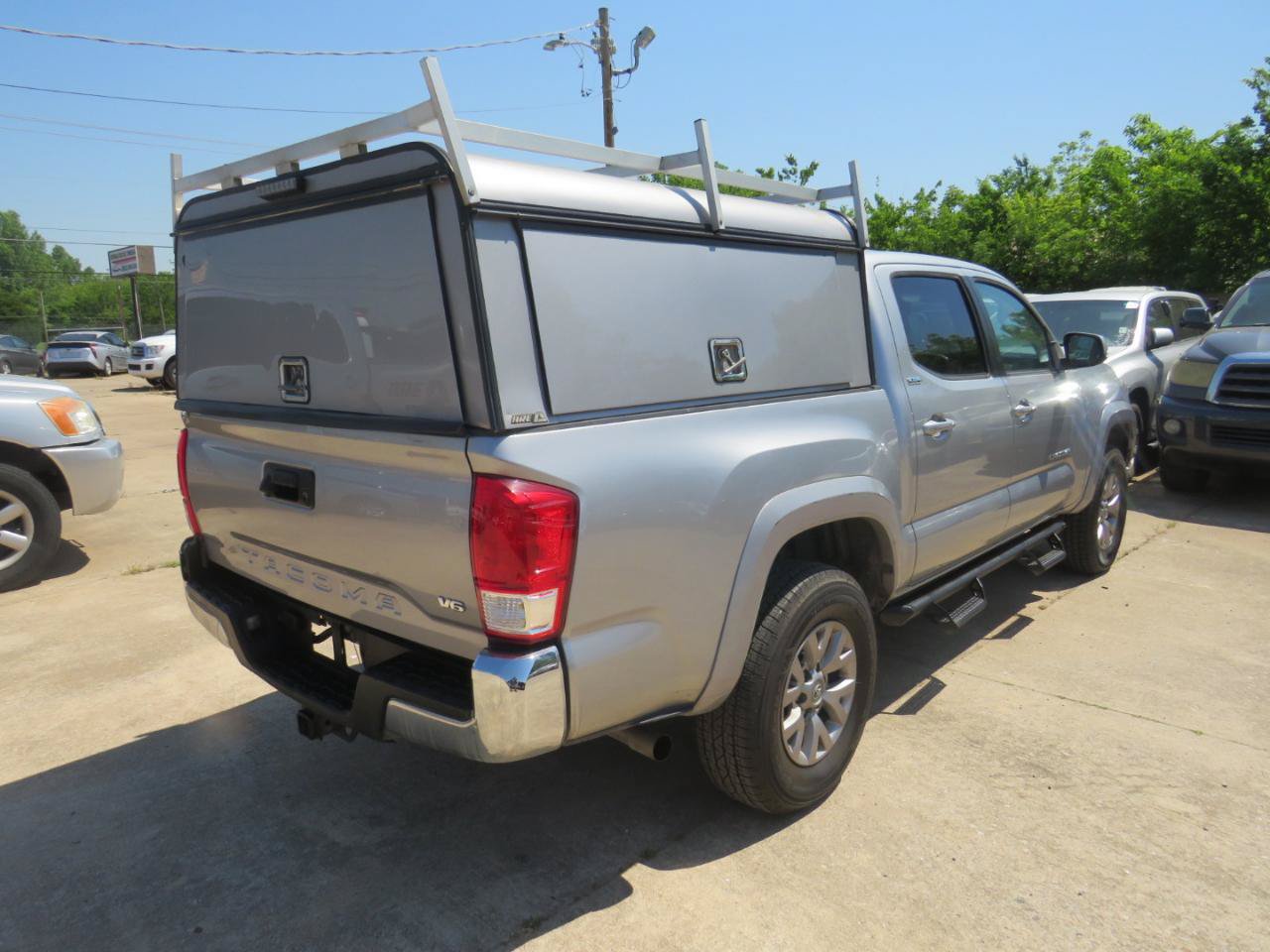 Used 2017 Toyota Tacoma SR5 w/ Tow Package RWD image 5