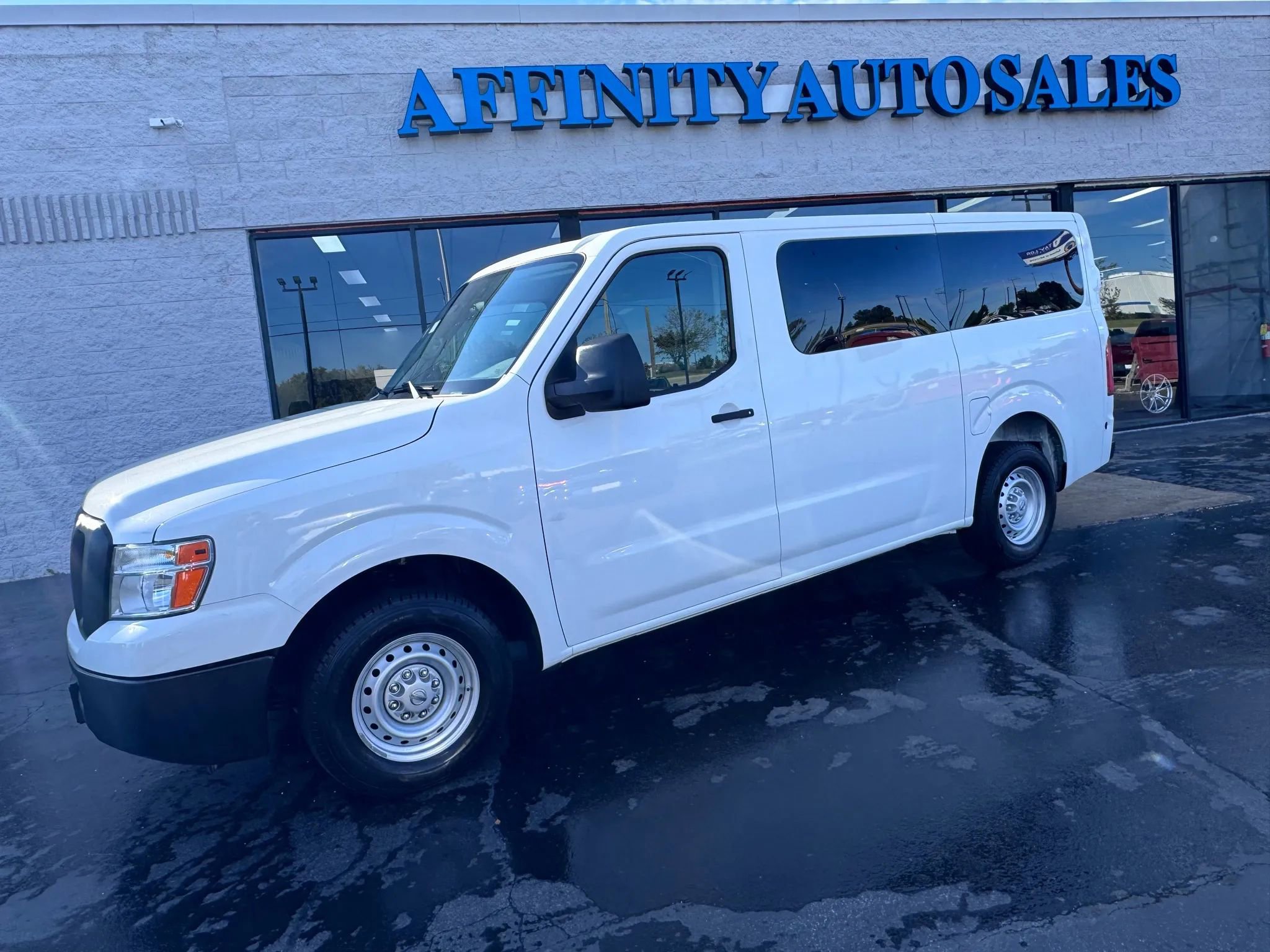 Used 2018 Nissan NV 3500 S image 2