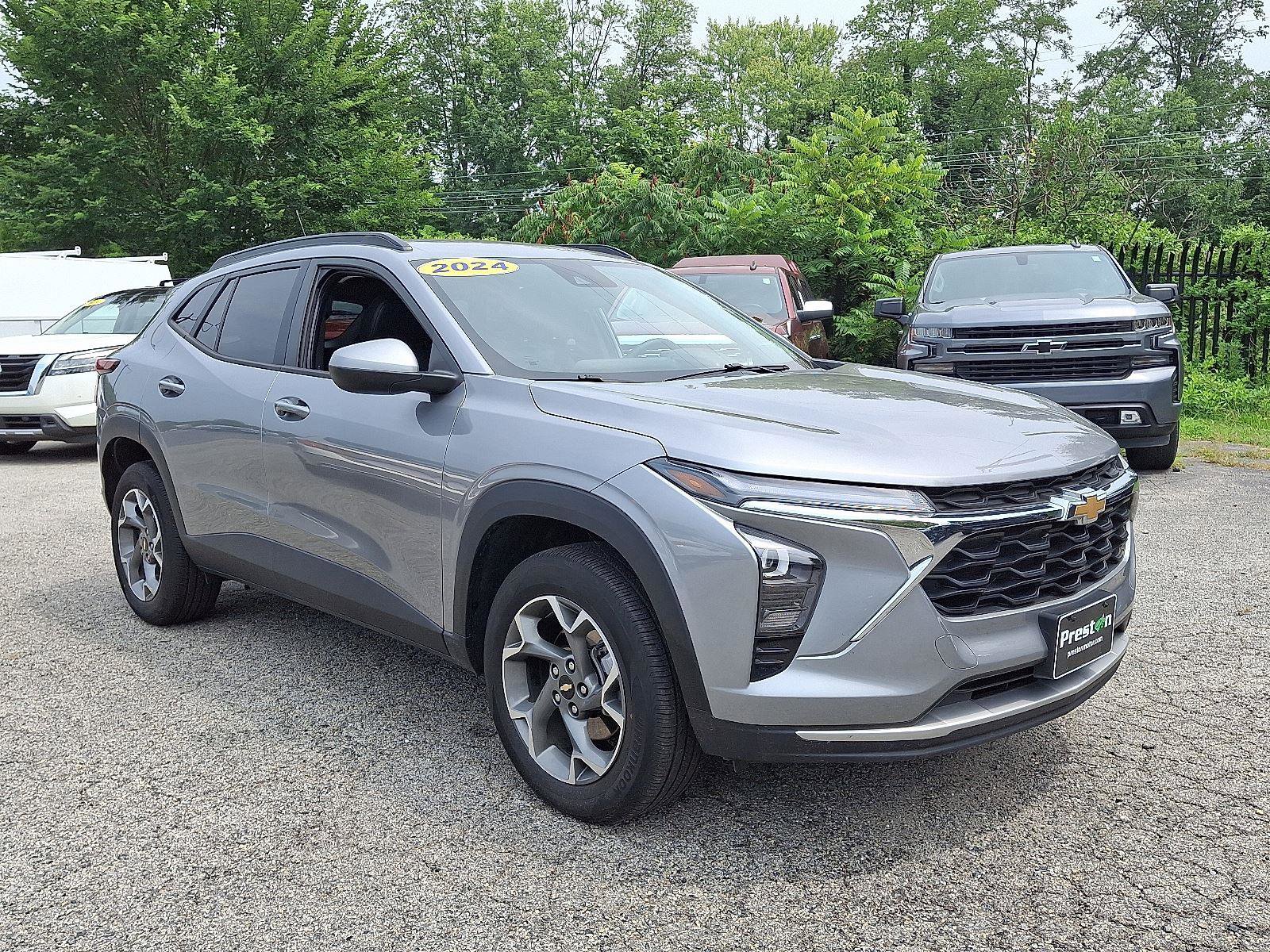 Used 2024 Chevrolet Trax LT w/ LT Convenience Package image 3