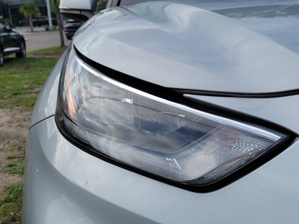 Used 2020 Toyota Highlander LE AWD/4WD image 2