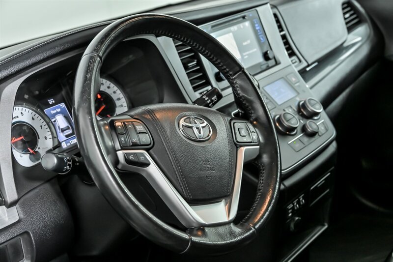 Used 2016 Toyota Sienna SE w/ SE Preferred Package FWD image 20