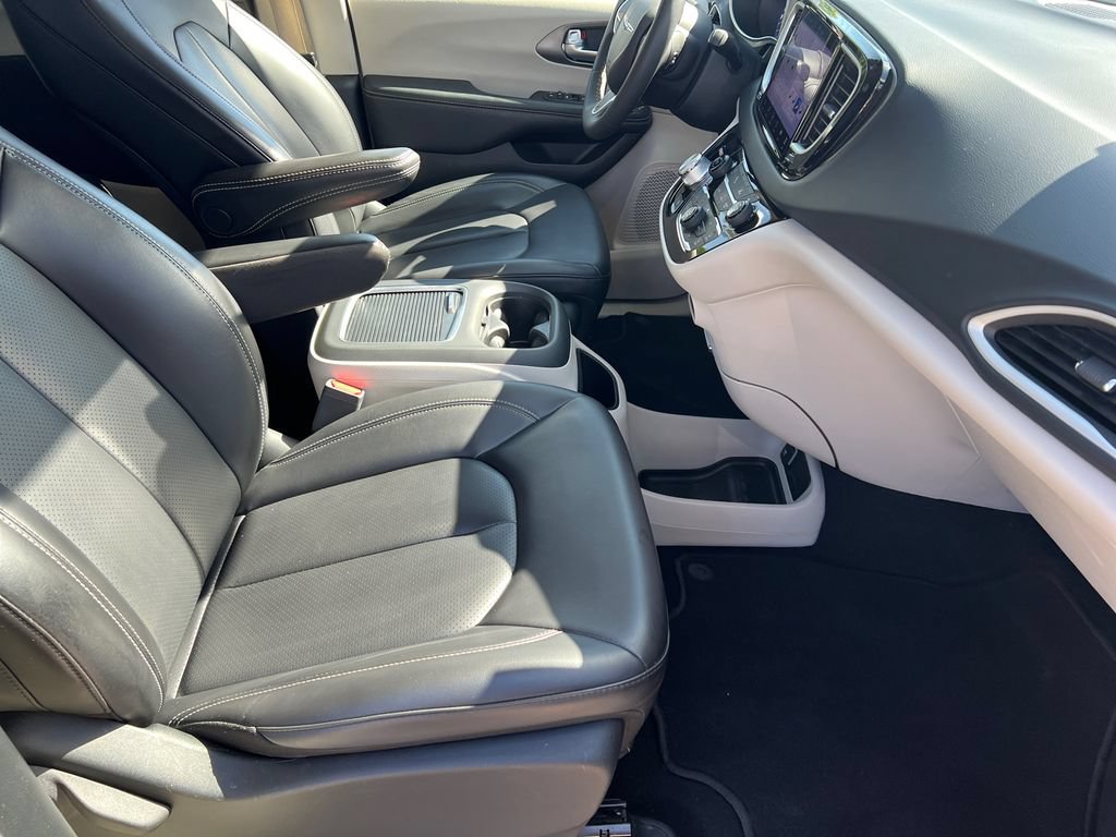 Used 2023 Chrysler Pacifica Touring-L FWD image 7
