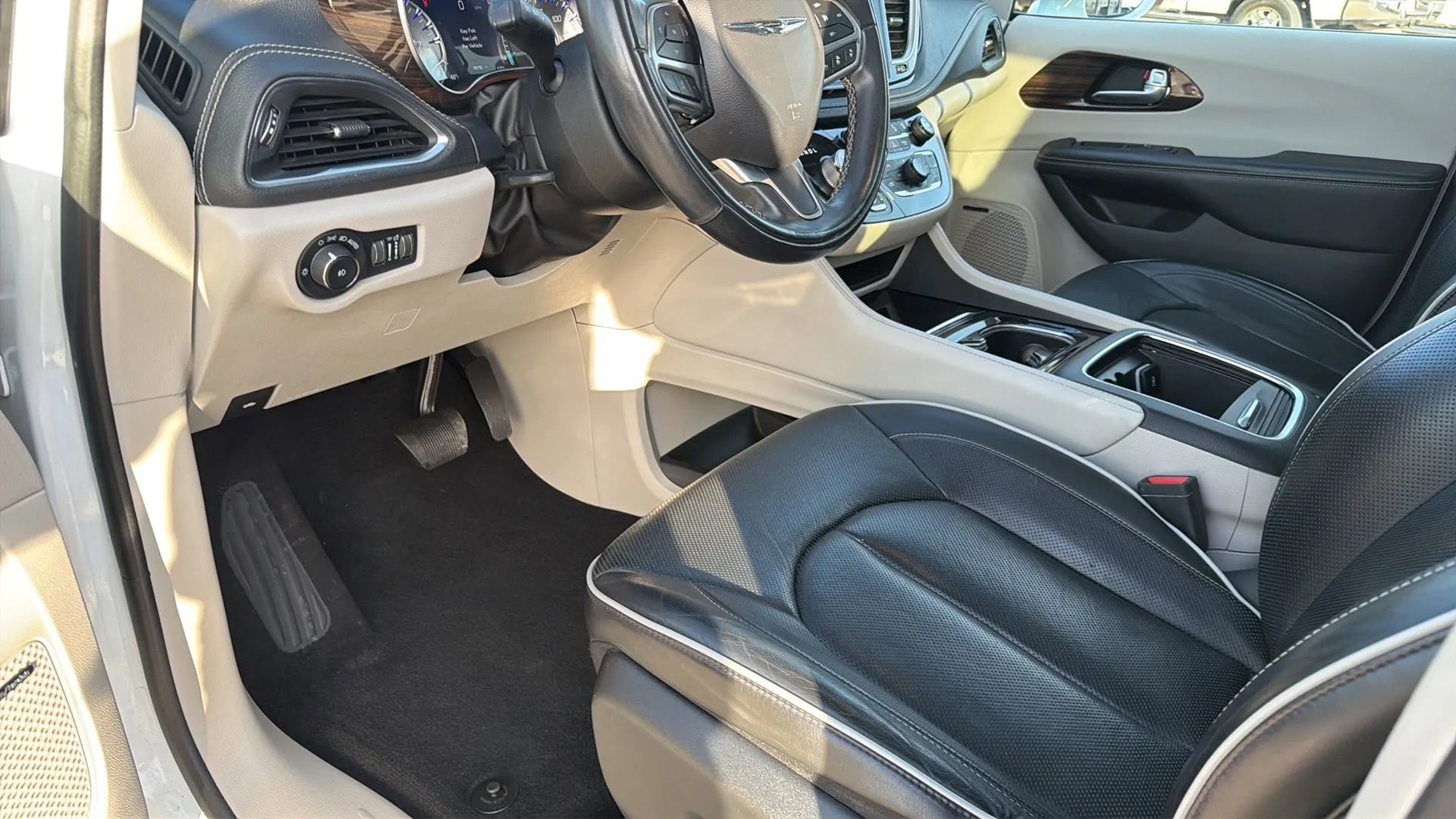 Used 2022 Chrysler Pacifica Limited image 82