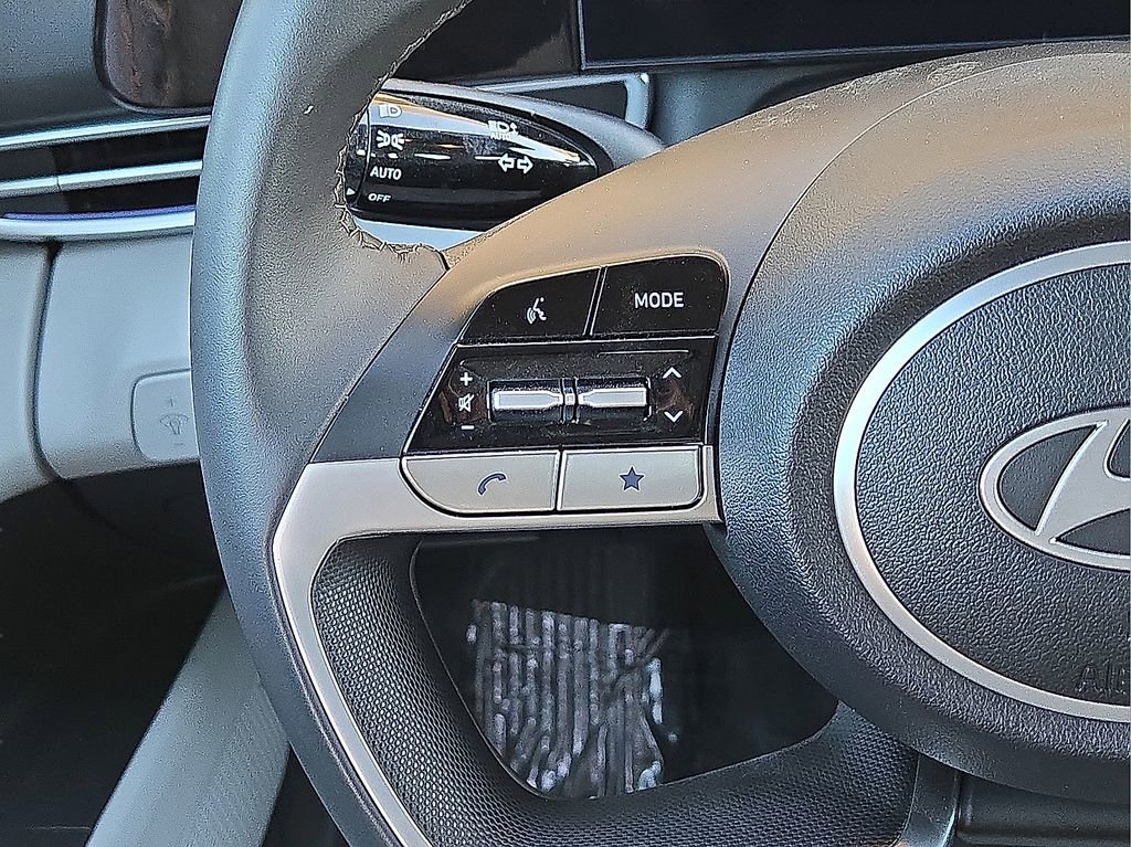 Used 2025 Hyundai Elantra Limited image 19