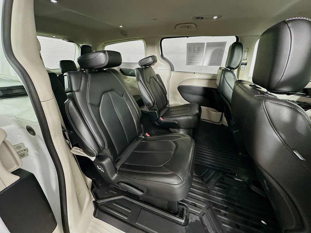 Used 2023 Chrysler Pacifica Touring-L image 35
