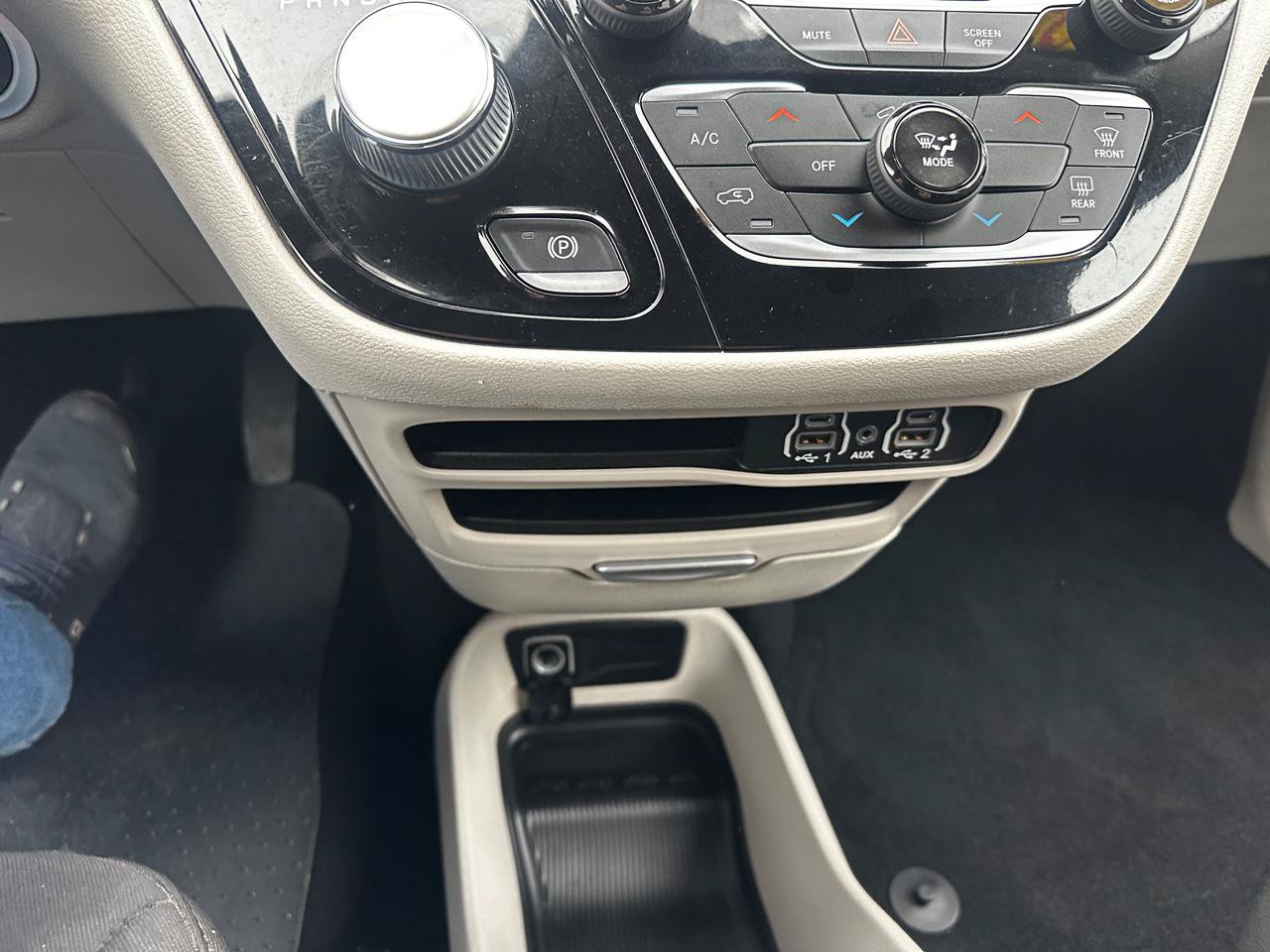 Used 2022 Chrysler Voyager LX FWD image 14