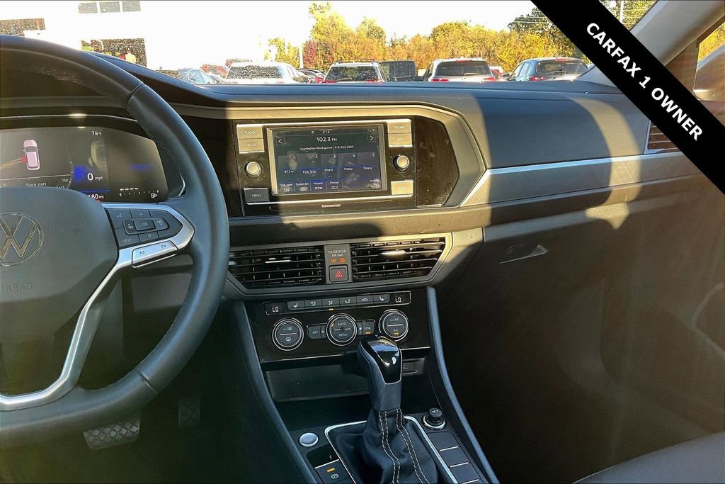 Used 2024 Volkswagen Jetta SE image 9
