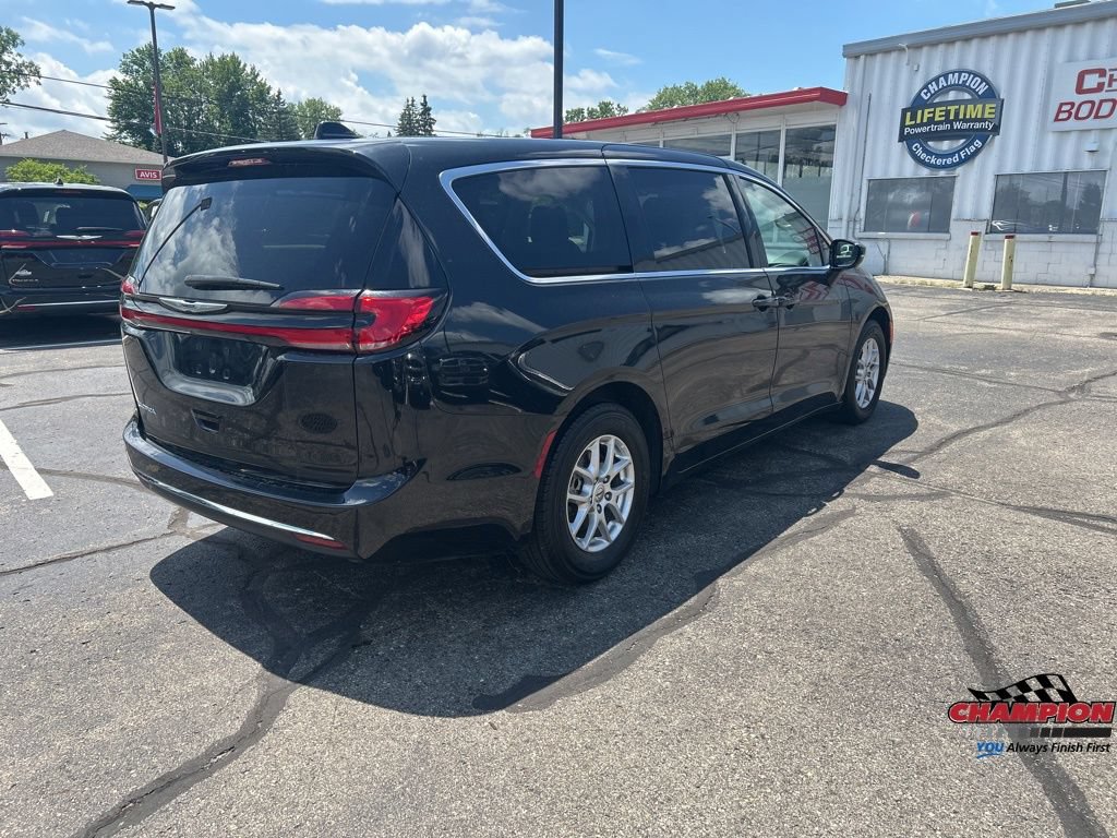 Used 2024 Chrysler Pacifica Touring-L FWD image 6