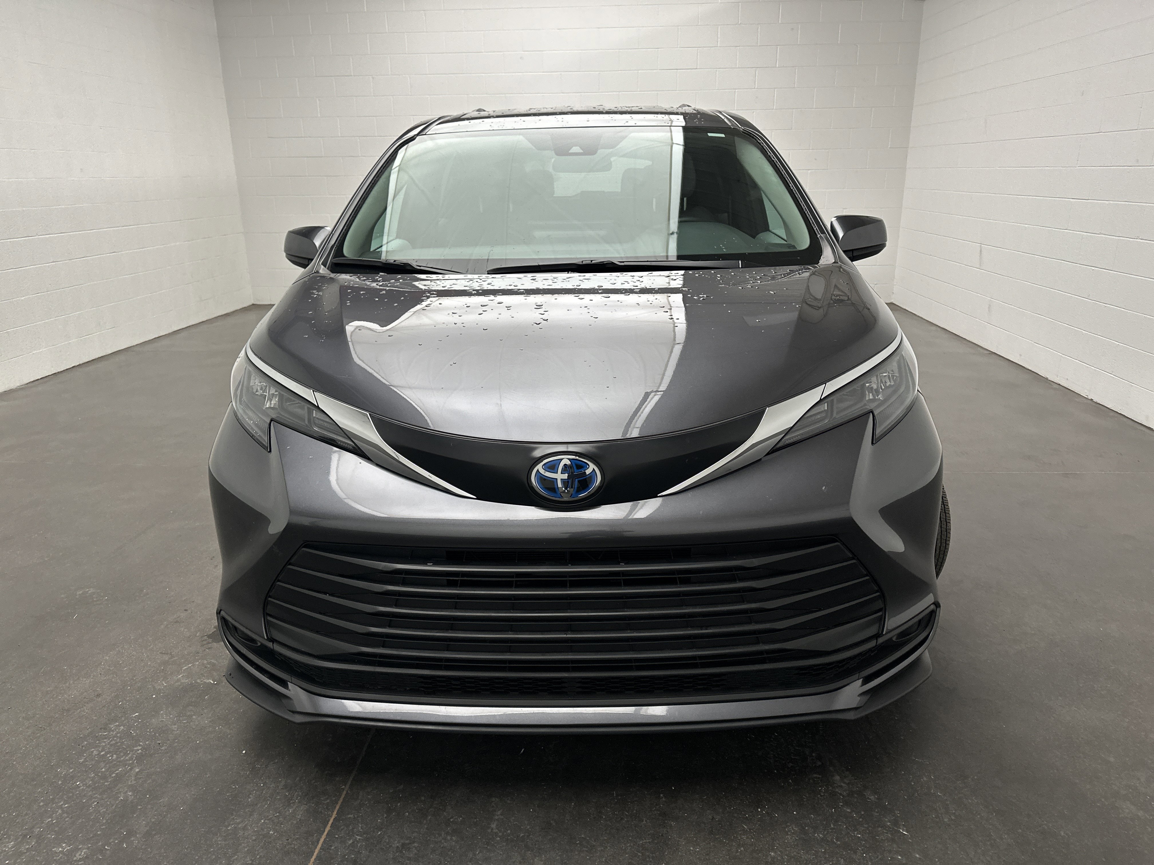 Used 2025 Toyota Sienna LE image 3