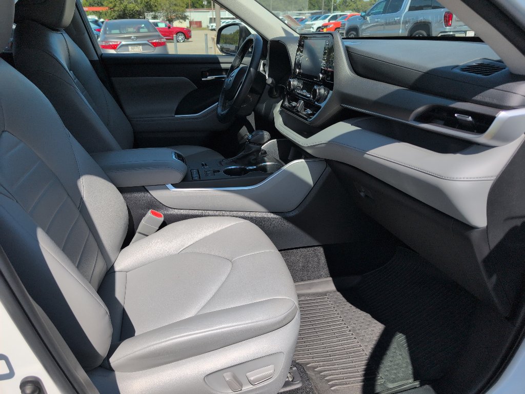 Used 2022 Toyota Highlander XLE FWD image 10