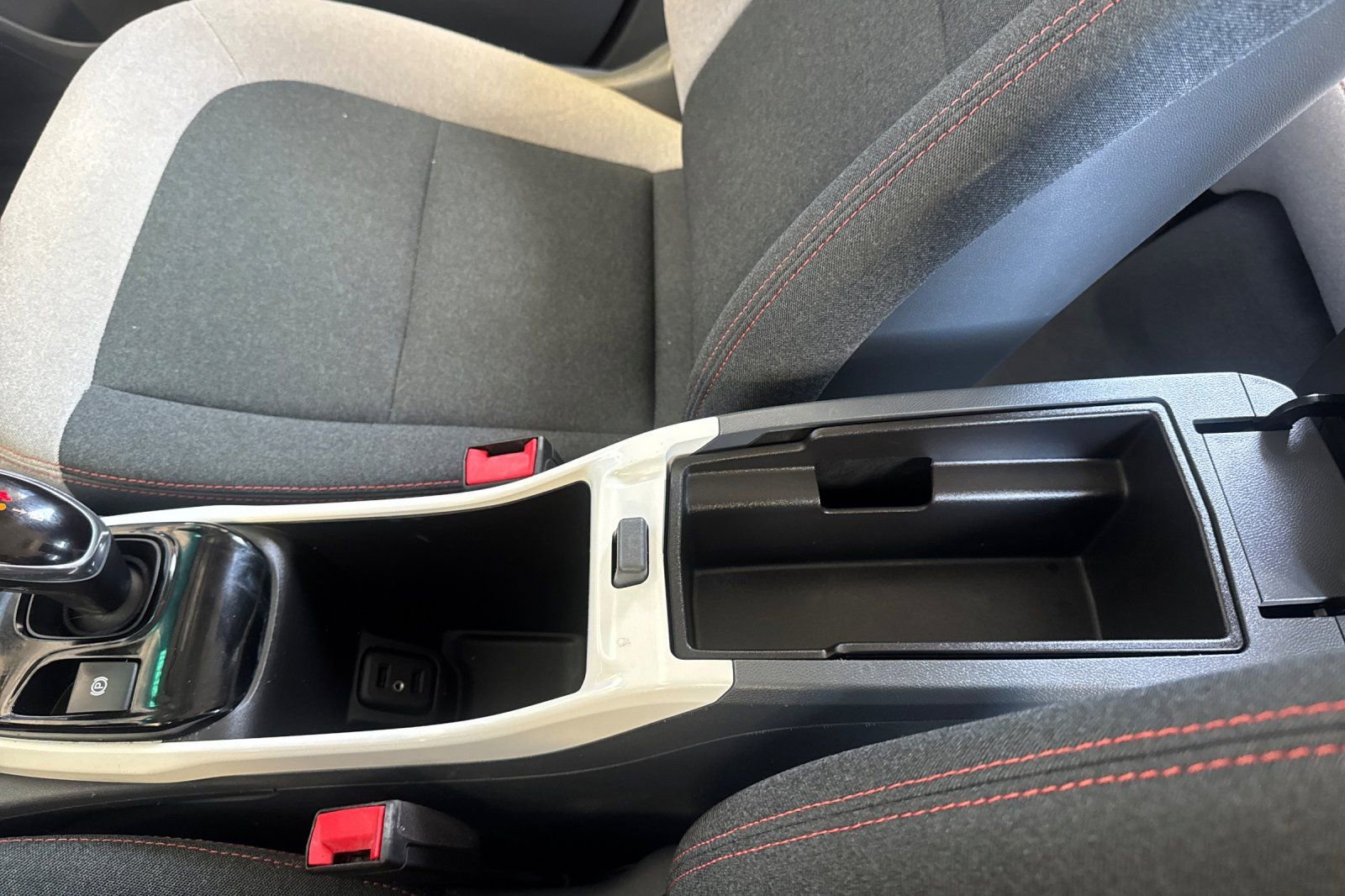 Used 2017 Chevrolet Bolt LT FWD image 31