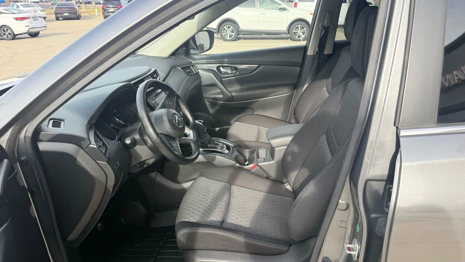 Used 2020 Nissan Rogue SV image 10