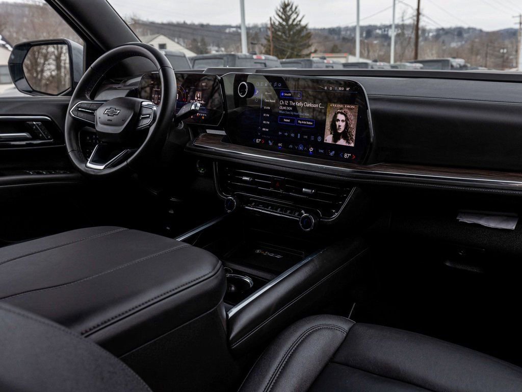 Used 2025 Chevrolet Suburban Z71 image 33