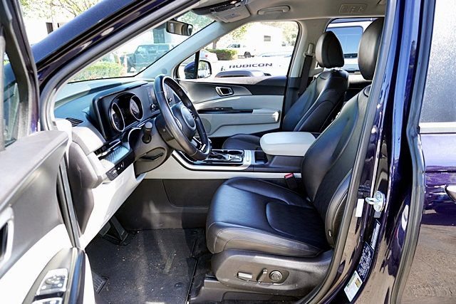 Used 2024 Kia Carnival LX FWD image 14