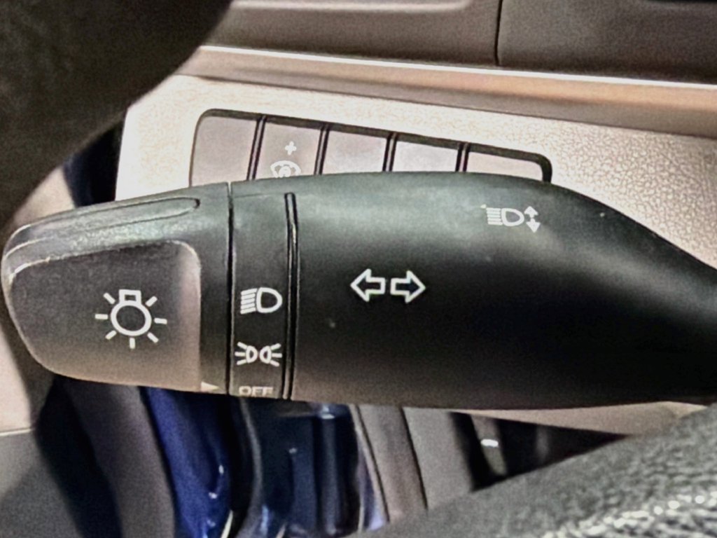 Used 2020 Hyundai Elantra SE FWD image 11