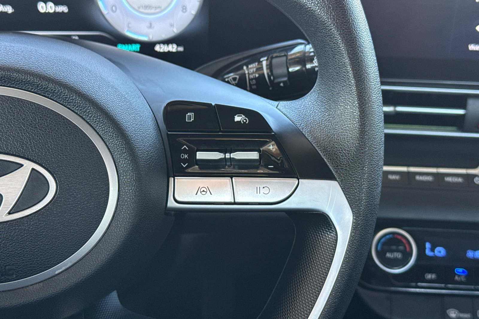 Used 2024 Hyundai Elantra SEL FWD image 33