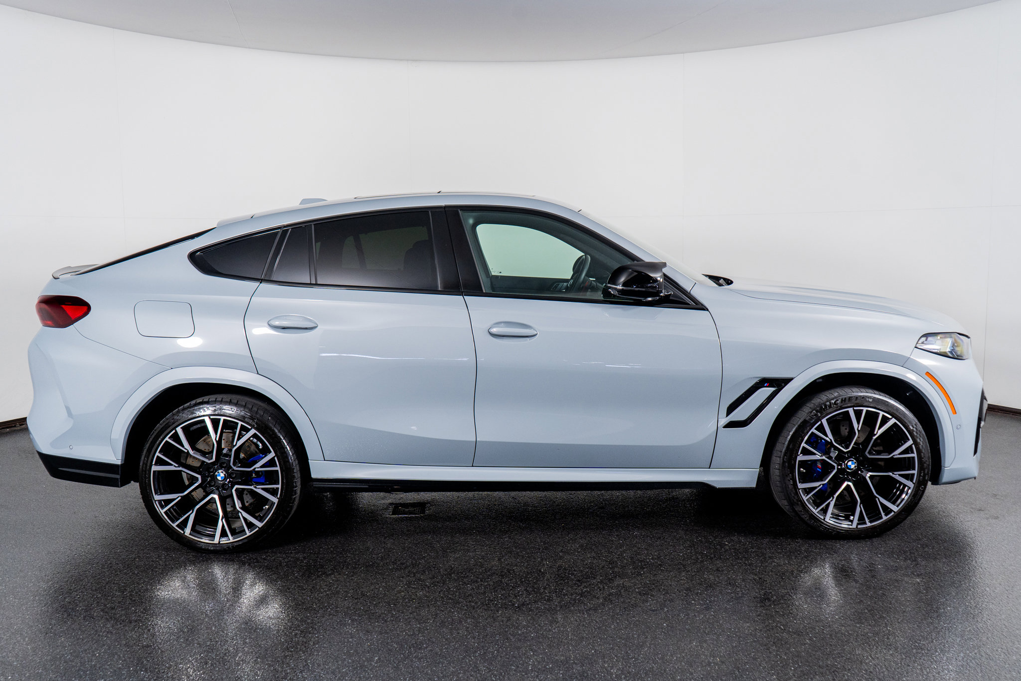 Used 2025 BMW X6 M Competition w/ Executive Package image 5