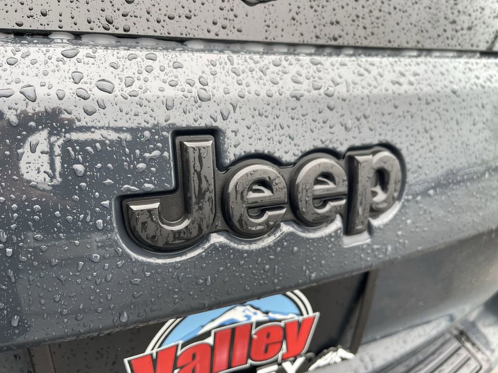 Used 2017 Jeep Grand Cherokee SRT image 32