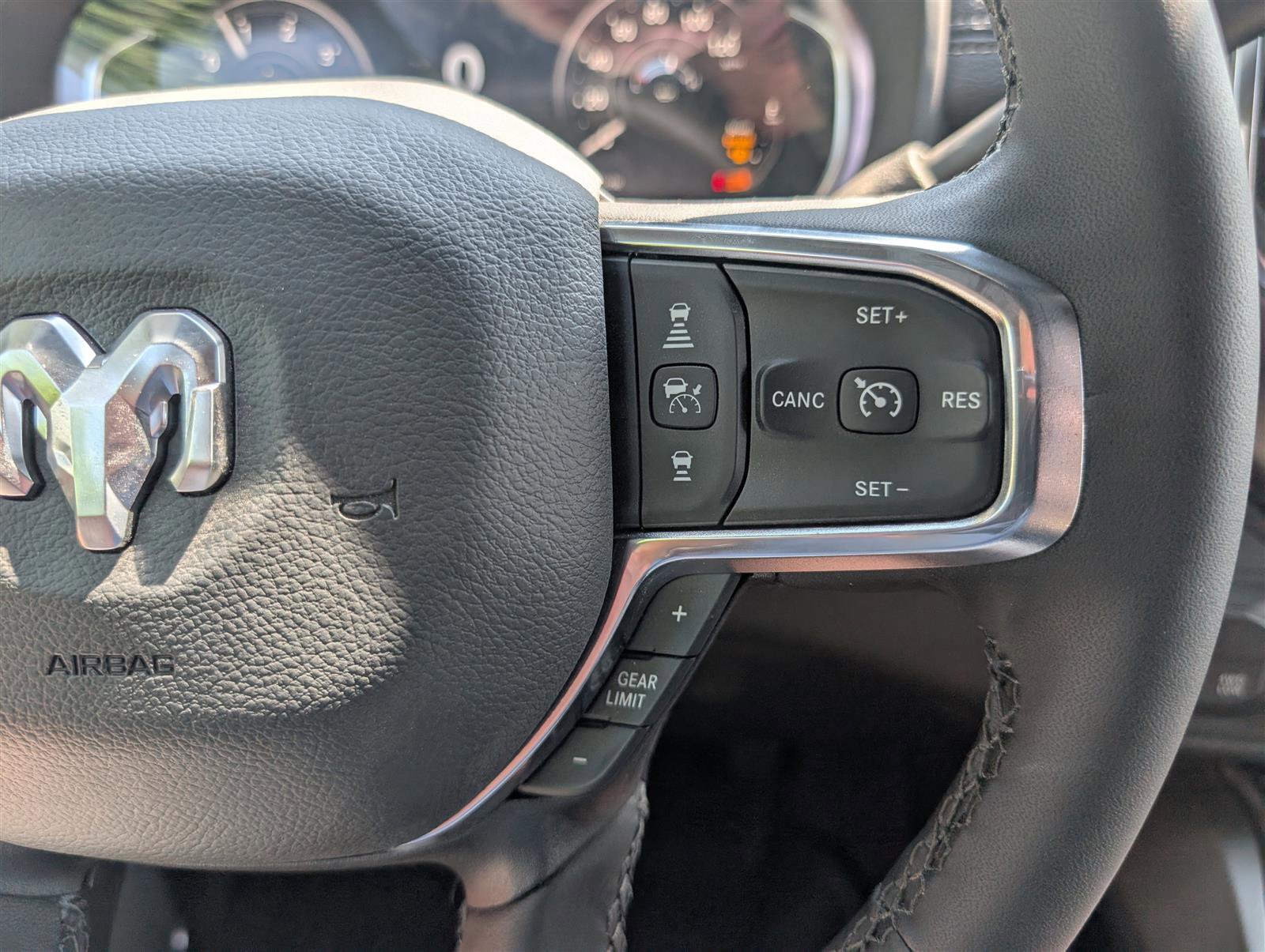New 2025 RAM 2500 Laramie AWD/4WD image 18