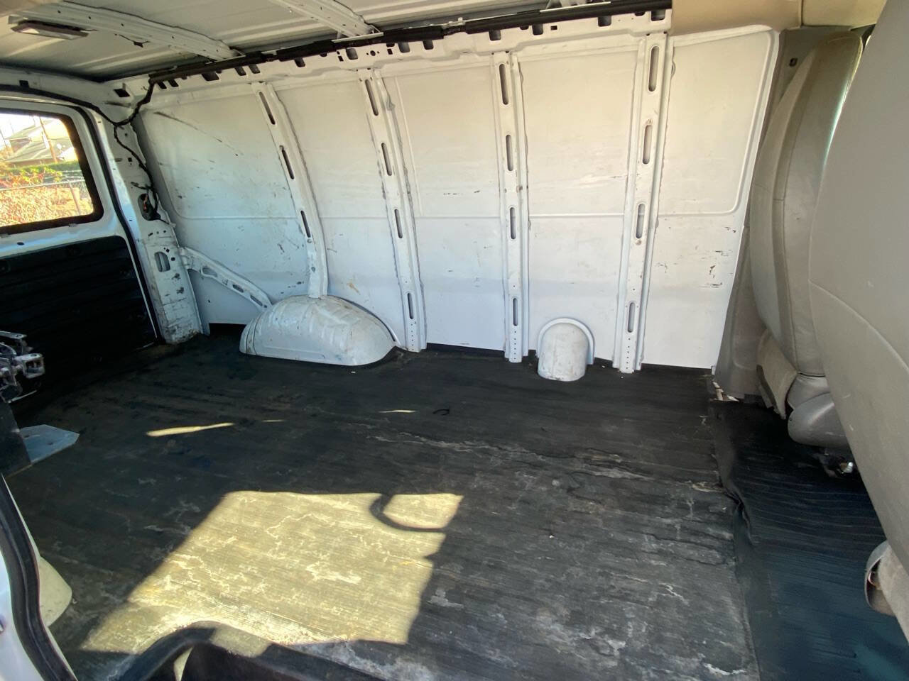 Used 2014 Chevrolet Express 1500 image 19