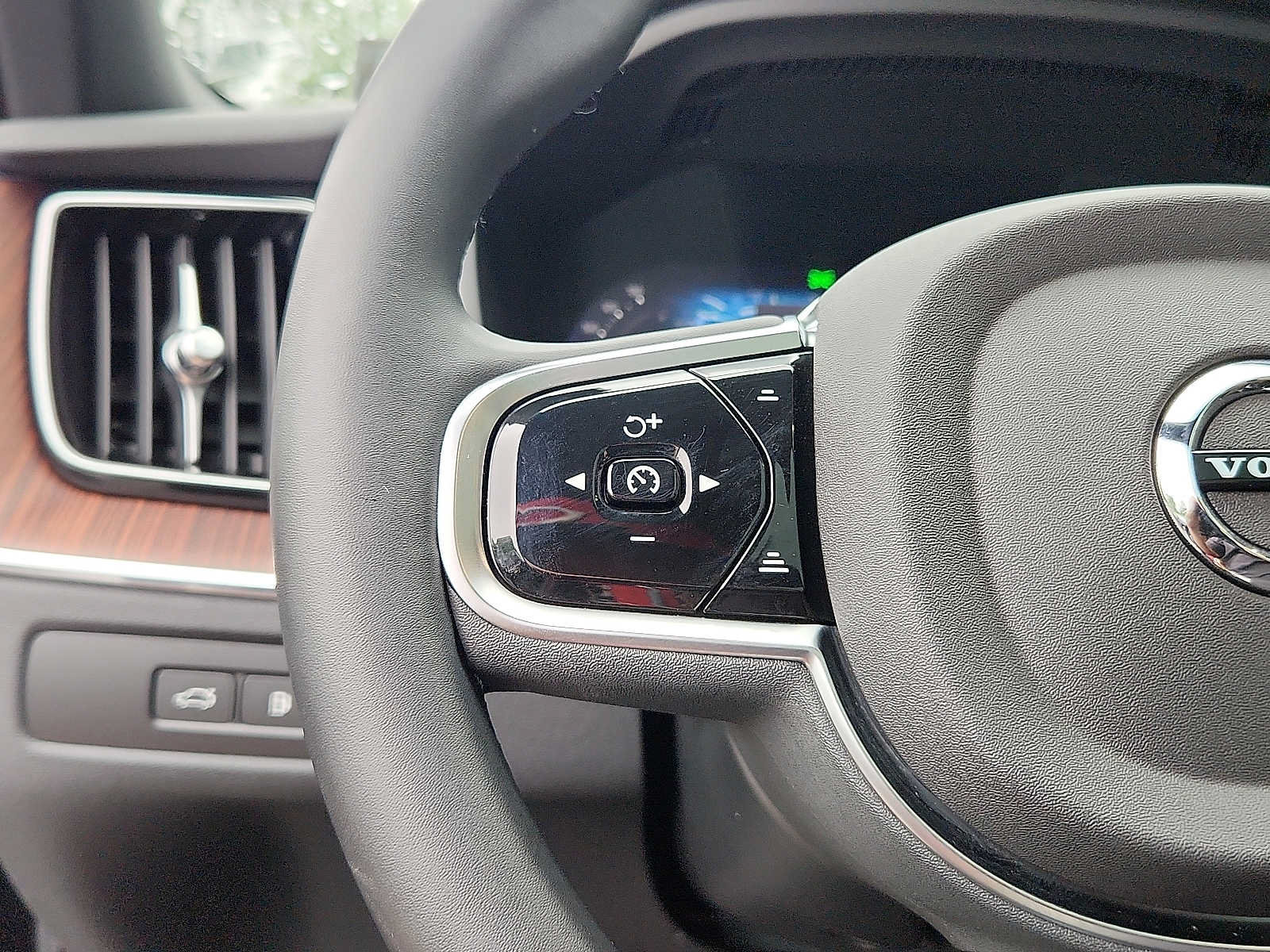 Certified 2025 Volvo XC60 T8 Plus w/ Climate Package AWD/4WD image 20