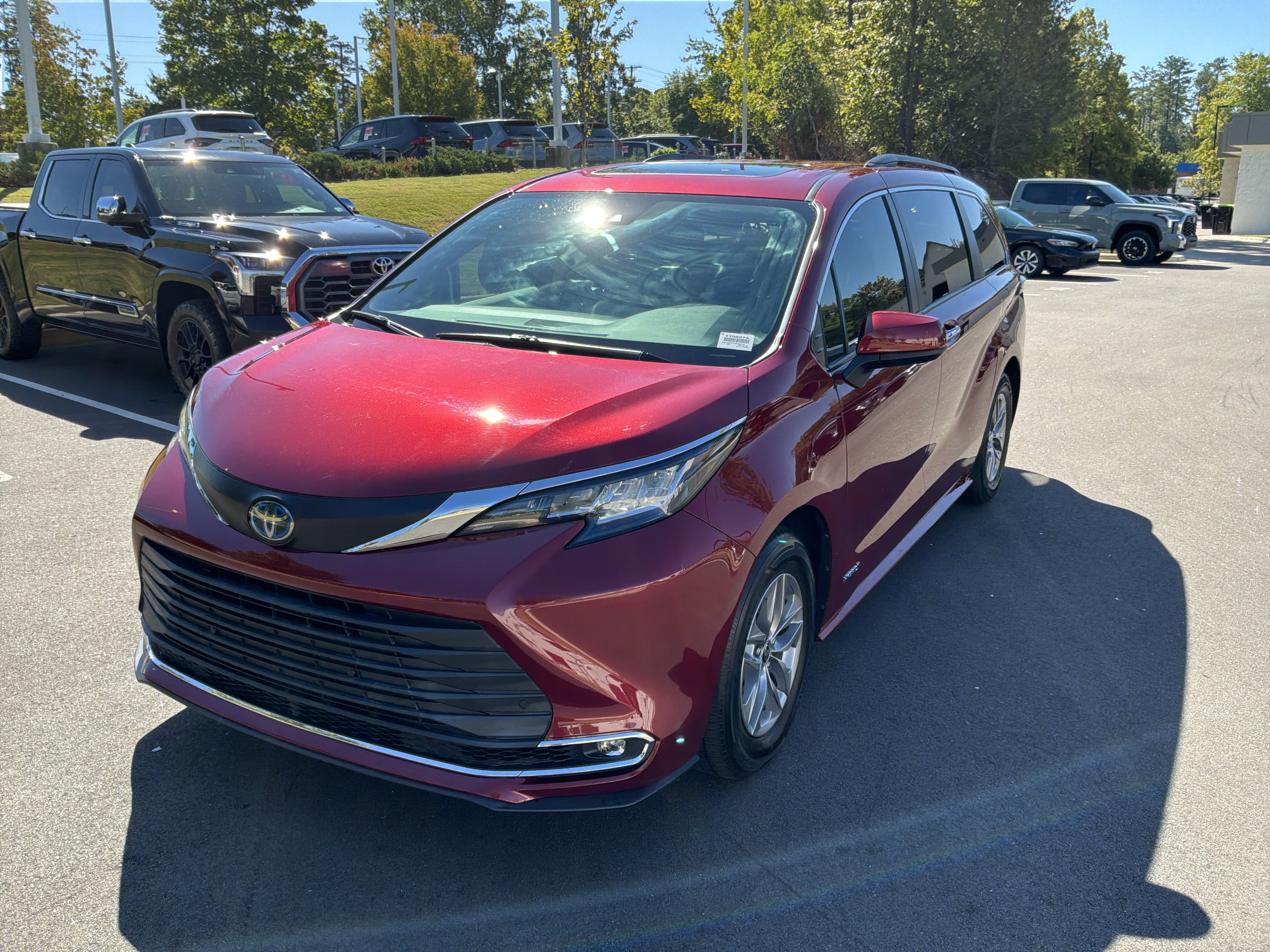 Used 2021 Toyota Sienna XLE FWD image 5