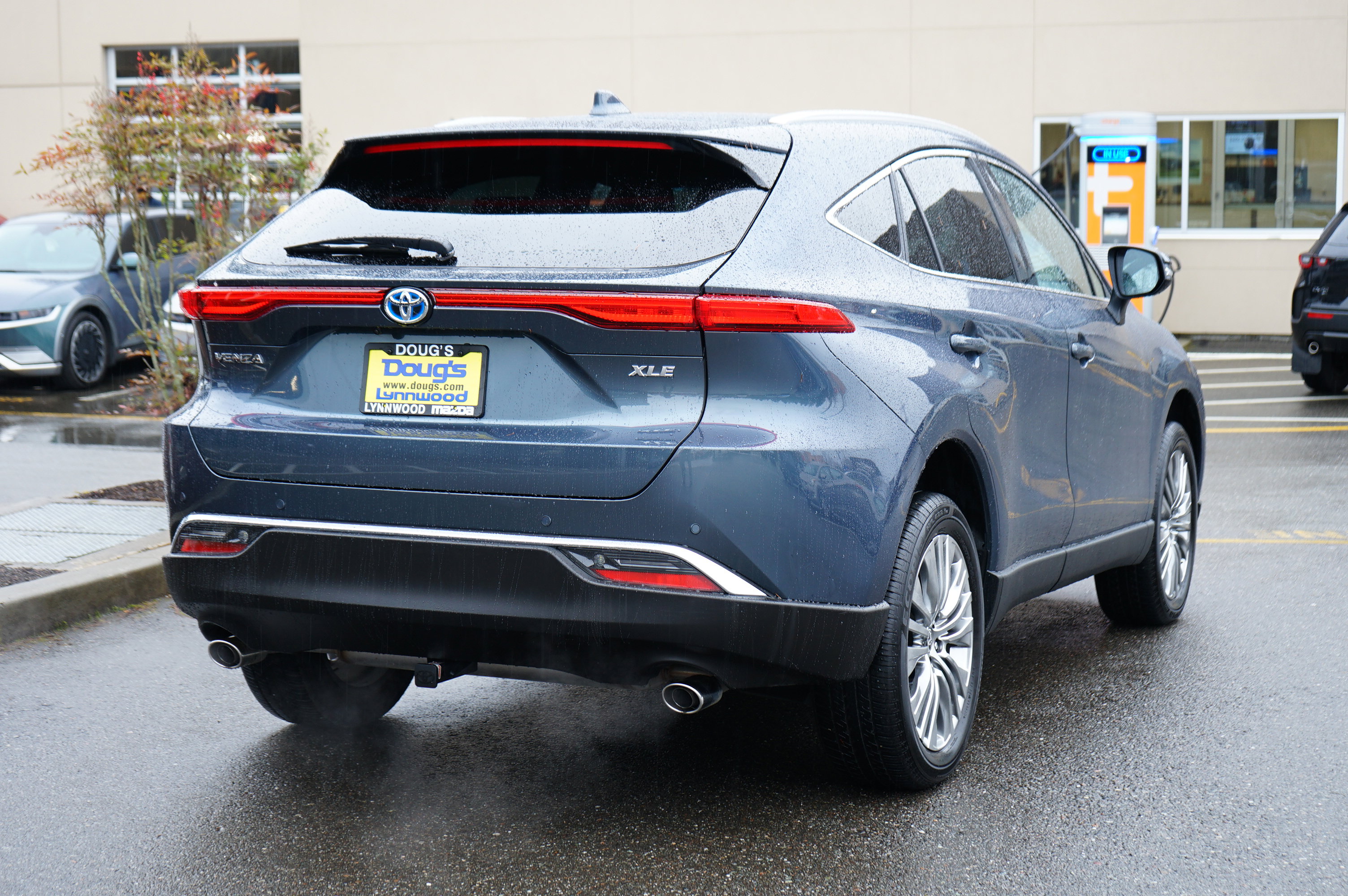 Used 2024 Toyota Venza XLE AWD/4WD image 3