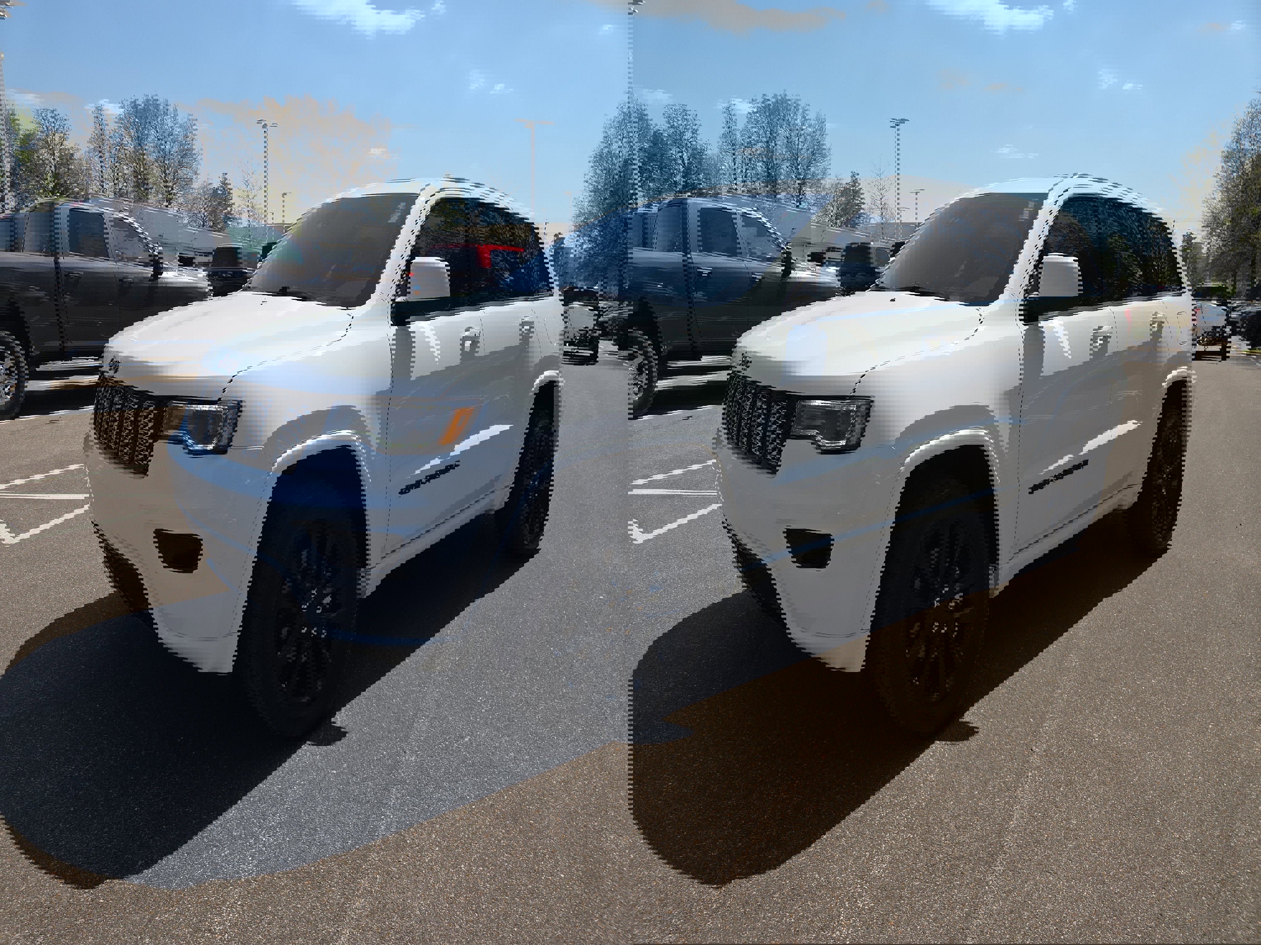 Used 2022 Jeep Grand Cherokee Laredo X image 1