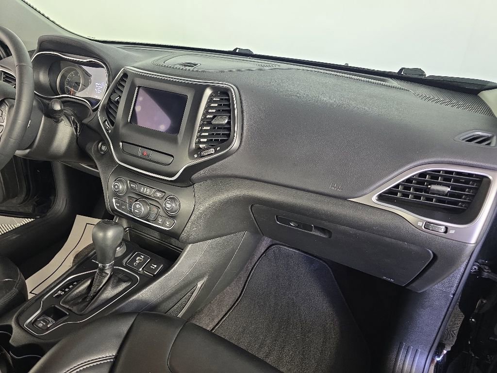 Used 2019 Jeep Cherokee Latitude Plus w/ Comfort/Convenience Group AWD/4WD image 39