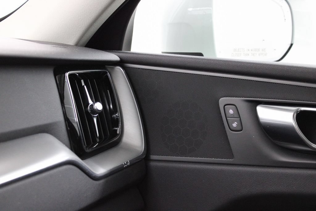 Used 2023 Volvo XC60 B5 Core w/ Climate Package AWD/4WD image 32