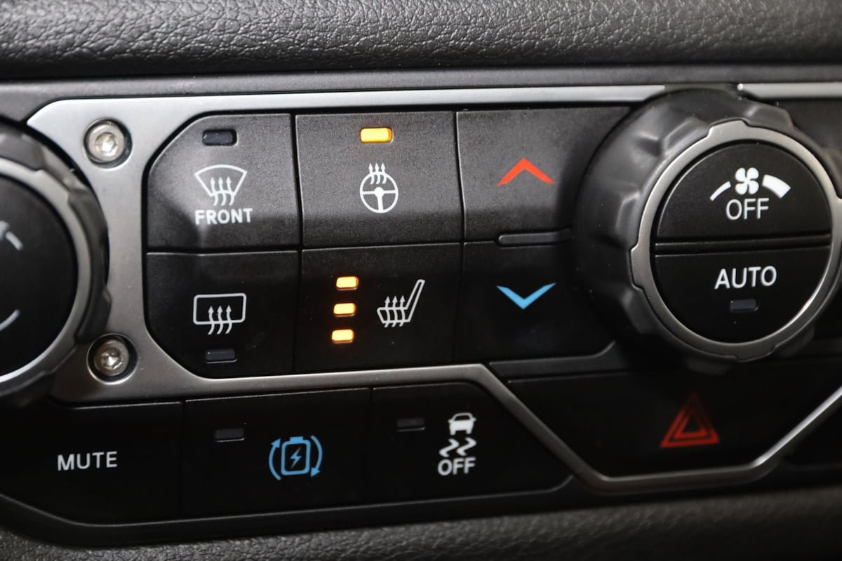 Used 2024 Jeep Wrangler Unlimited w/ Convenience Group AWD/4WD image 8