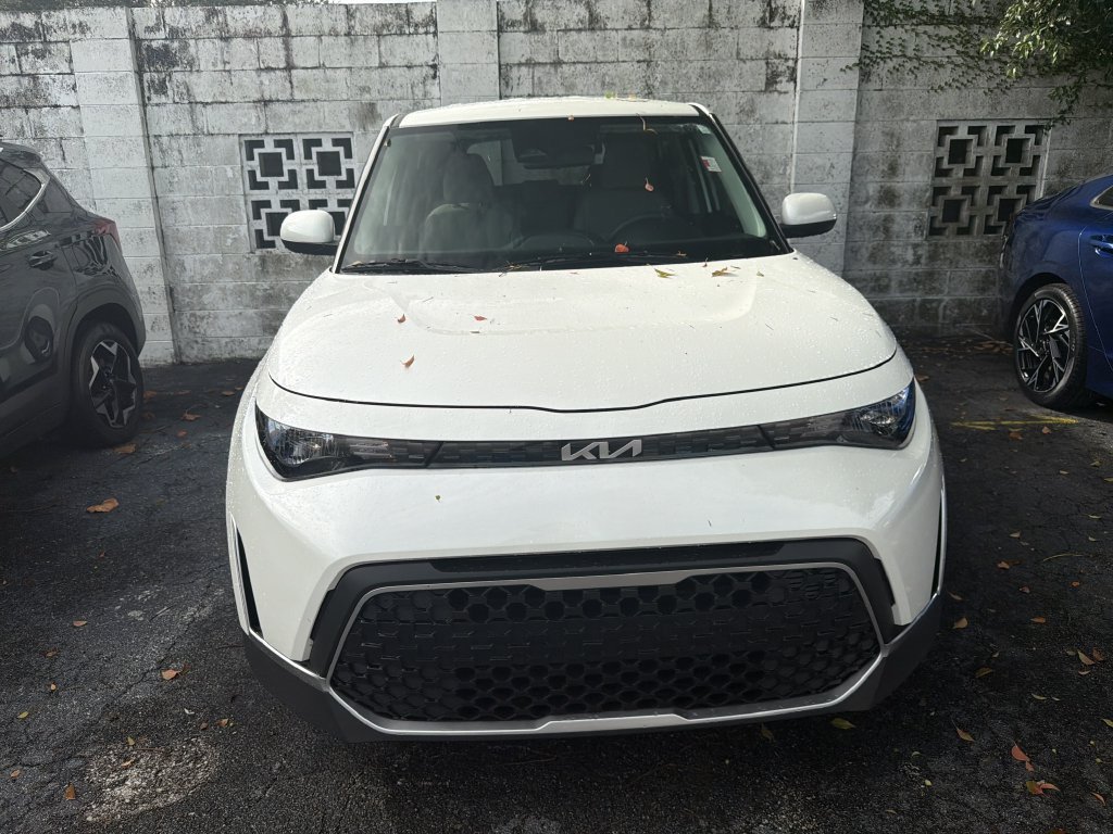 Certified 2025 Kia Soul LX FWD image 2
