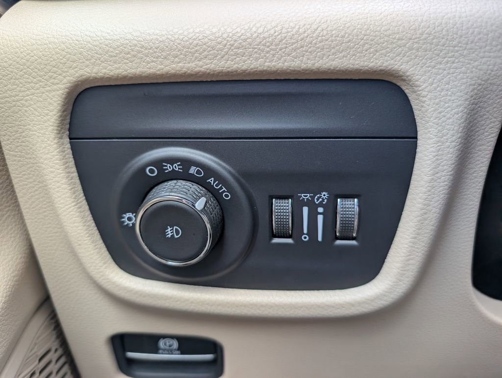 Used 2024 Jeep Grand Cherokee Limited image 36