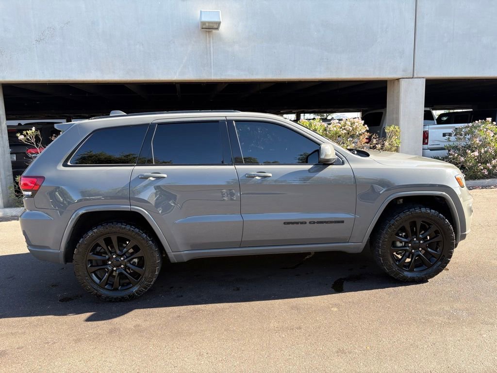 Used 2020 Jeep Grand Cherokee Altitude AWD/4WD image 3