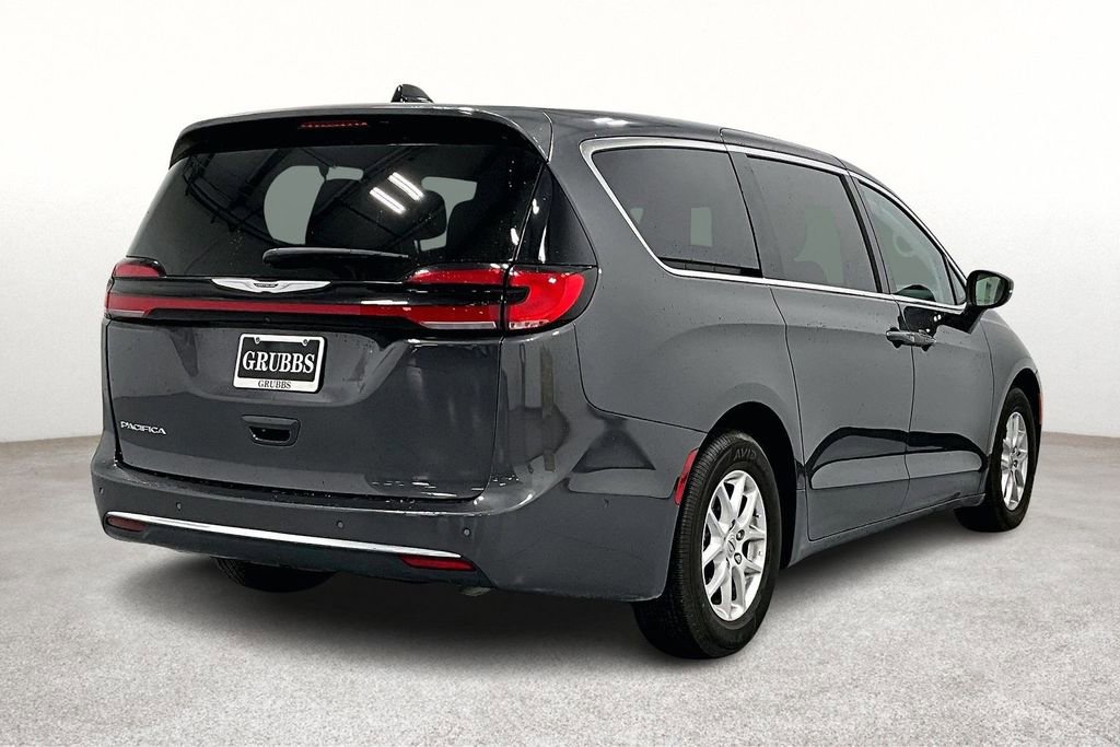 Used 2023 Chrysler Pacifica Touring-L image 2