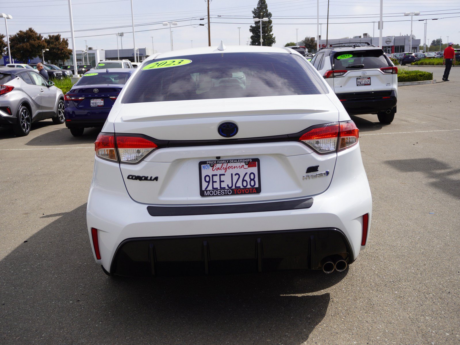 Used 2023 Toyota Corolla SE w/ SE Package FWD image 9