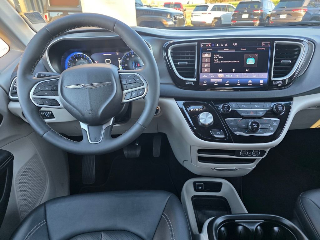 Used 2024 Chrysler Pacifica Touring-L FWD image 10