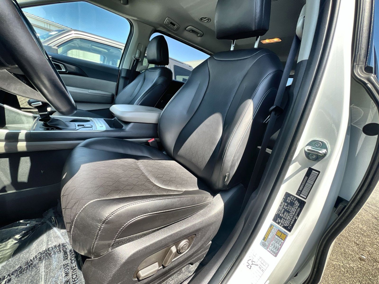 Used 2025 Kia Carnival FWD image 21