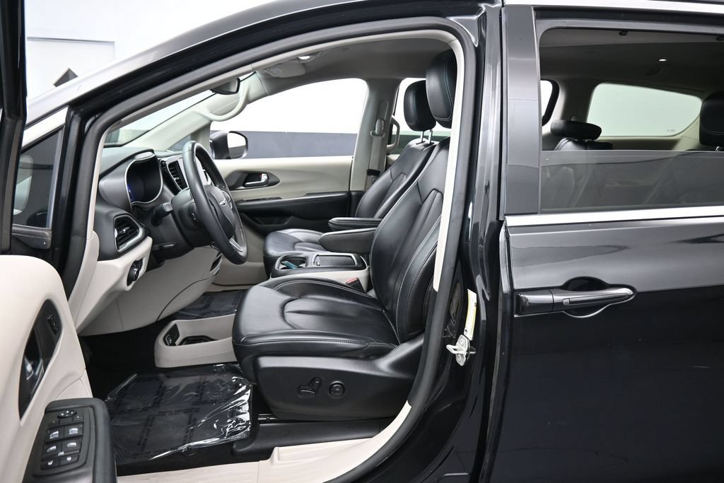 Used 2023 Chrysler Pacifica Touring-L FWD image 11