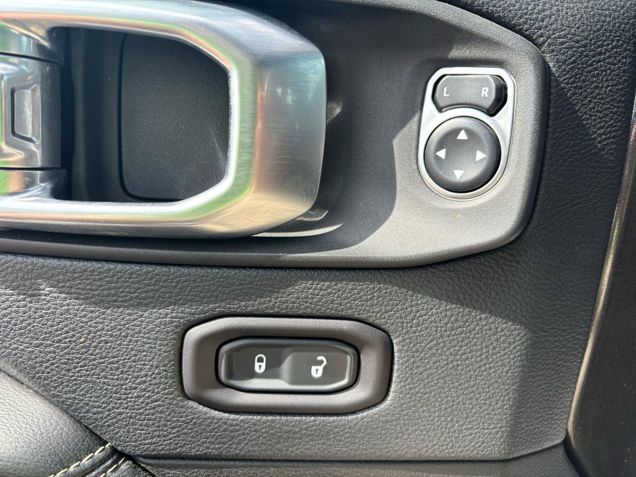 Used 2018 Jeep Wrangler Unlimited Sahara AWD/4WD image 14