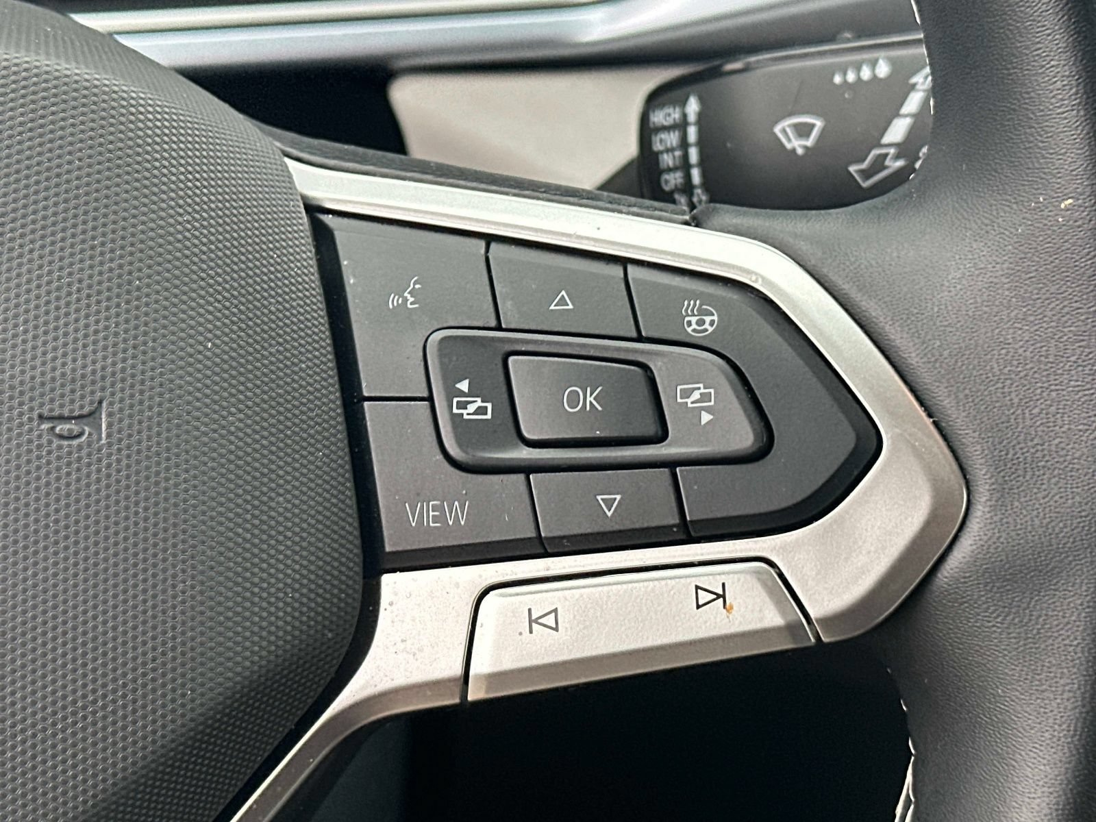 Certified 2025 Volkswagen Taos SE AWD/4WD image 21