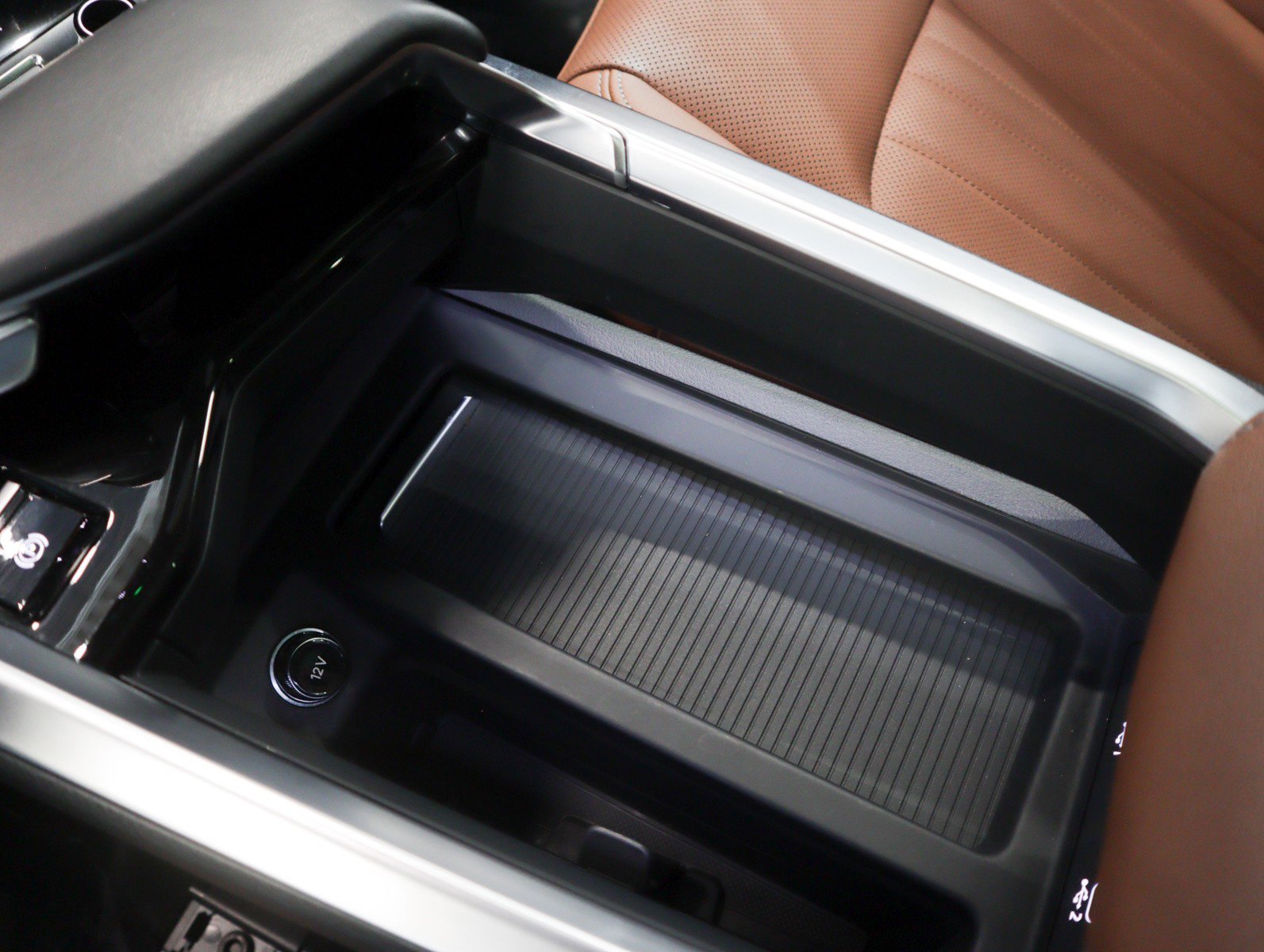 Used 2024 Audi Q8 e-tron Premium Plus image 22