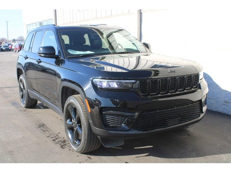 Used 2023 Jeep Grand Cherokee Altitude image 2