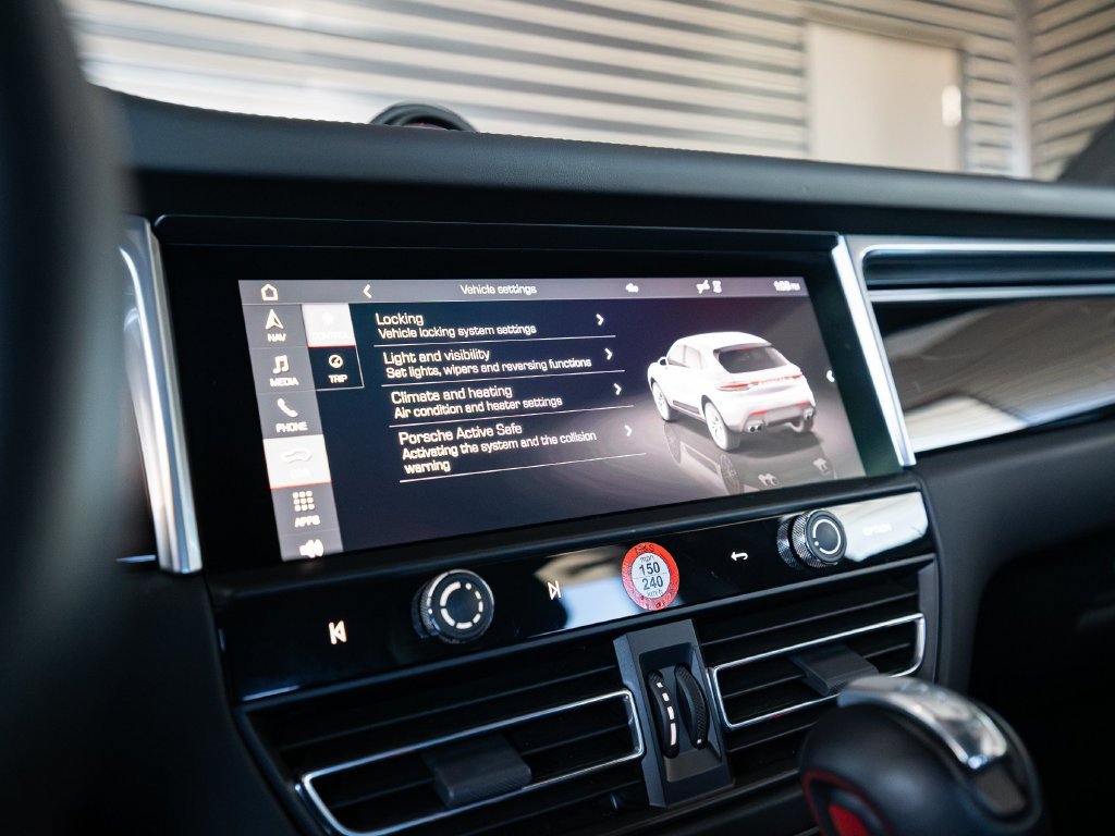 Certified 2023 Porsche Macan S AWD/4WD image 18