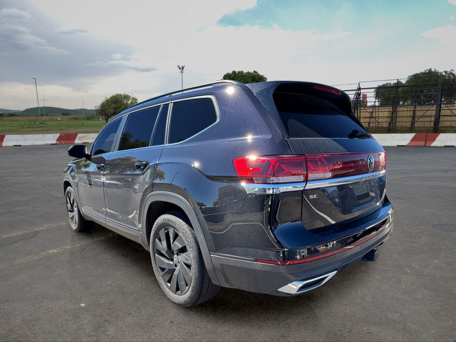 Used 2024 Volkswagen Atlas SE w/ Panoramic Sunroof Package FWD image 4