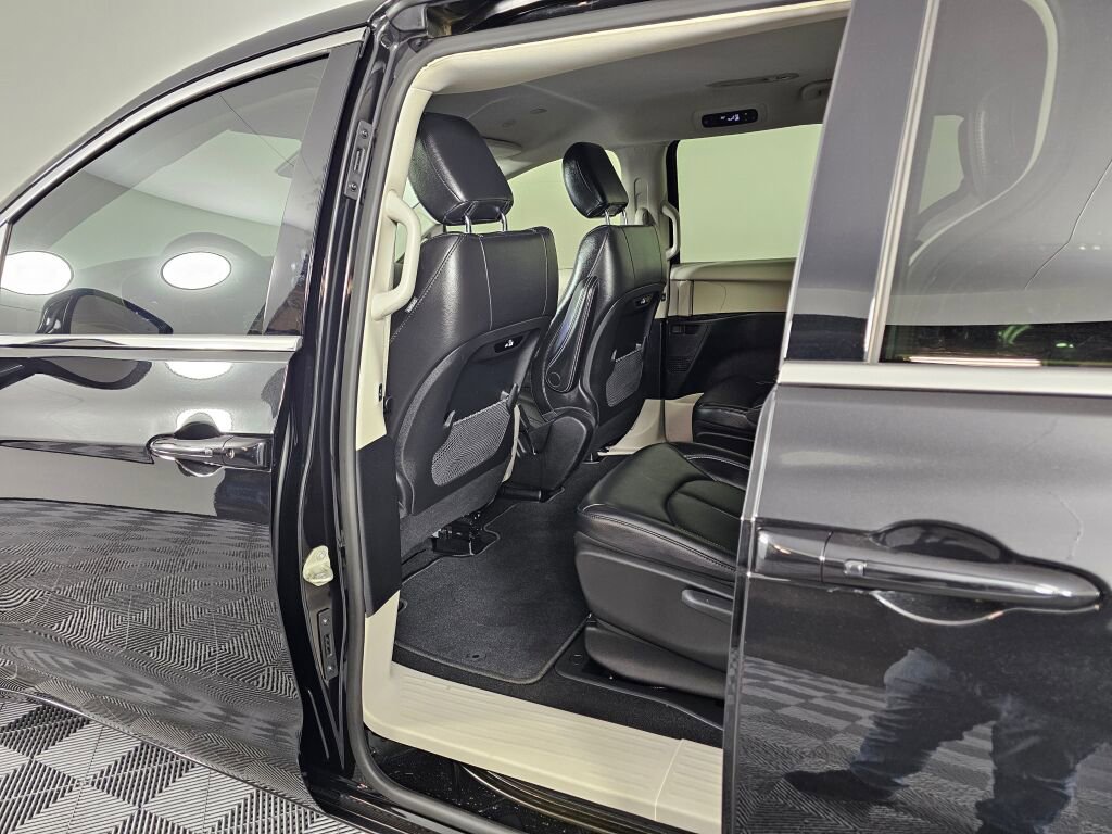 Used 2022 Chrysler Pacifica Touring-L image 32