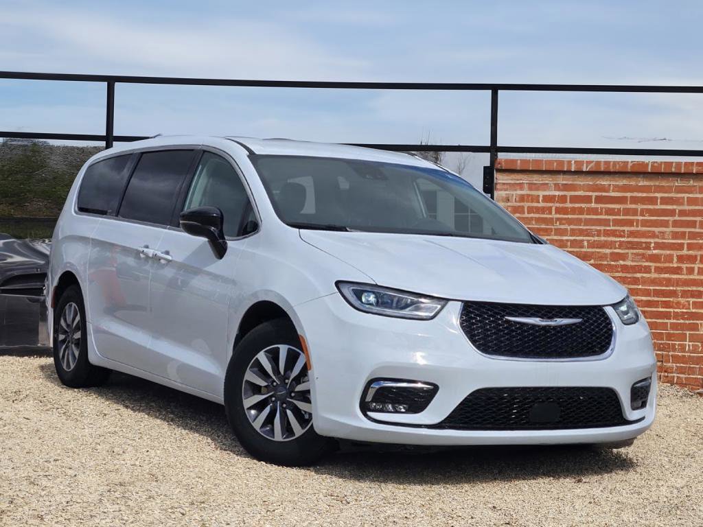 Used 2024 Chrysler Pacifica Select