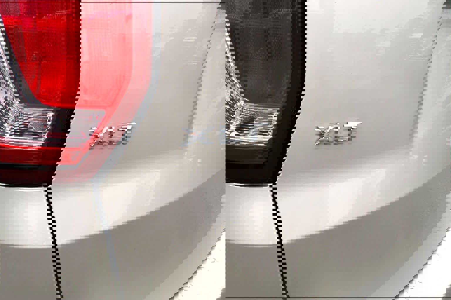 Used 2017 Ford Explorer XLT w/ Equipment Group 202A FWD image 10