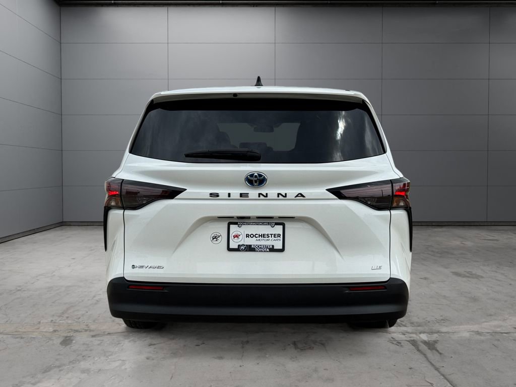 Used 2025 Toyota Sienna LE AWD/4WD image 4