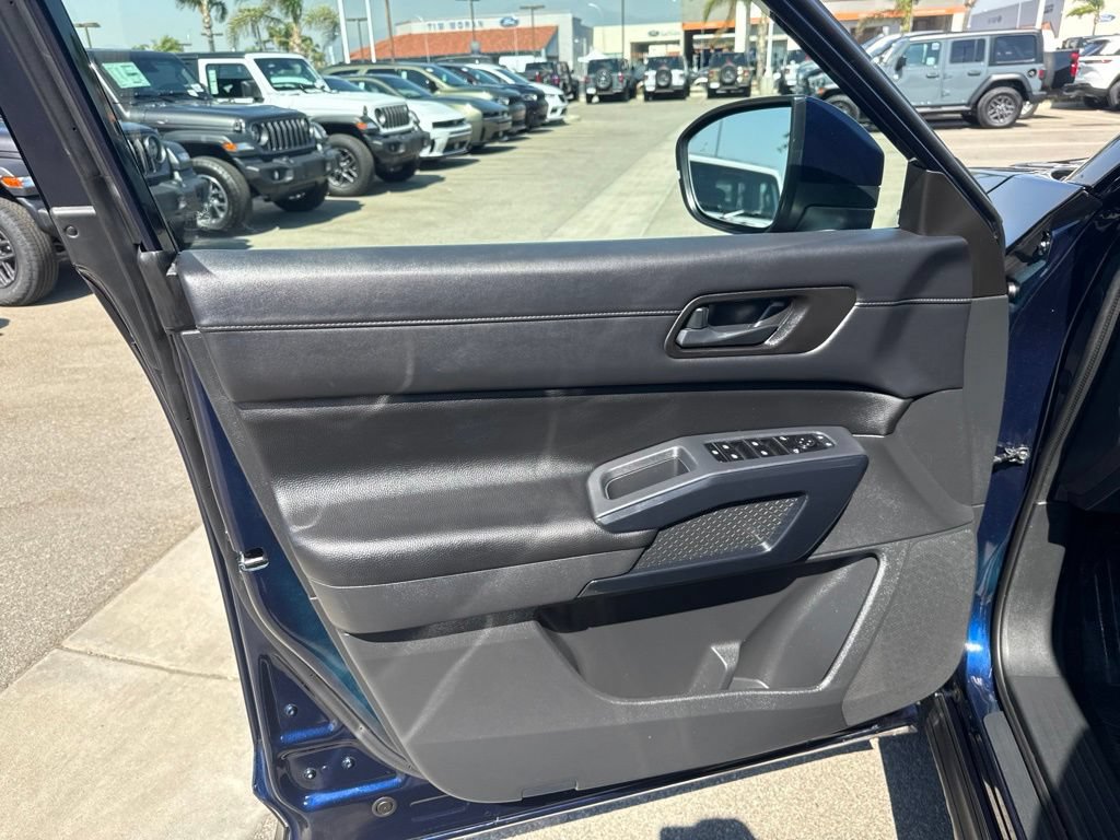 Used 2024 Nissan Pathfinder SV FWD image 13